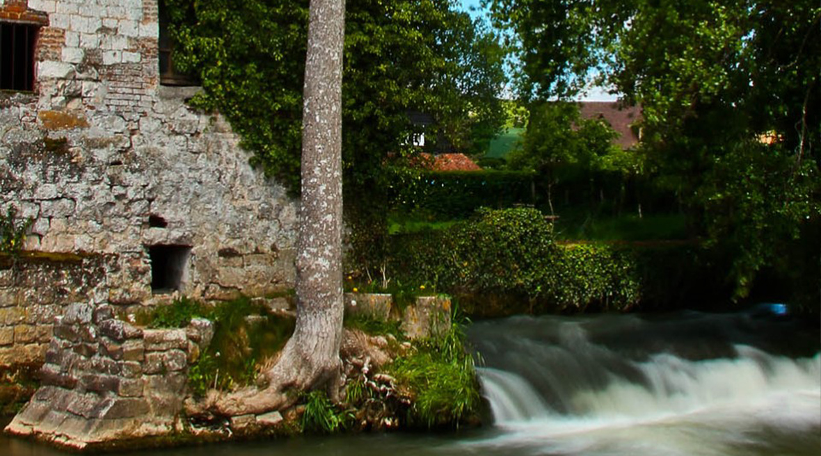 The Vallée de la course will take you through picturesque villages and scandalous history.
